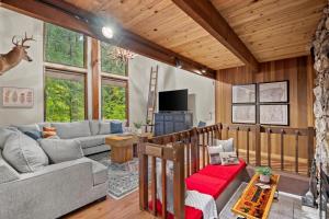 uma sala de estar com um sofá e uma televisão em ZigZag Basecamp · Cozy Cabin Perfect for Nature Escapes w/ Hot Tub em Rhododendron