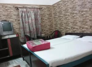 Hotel Teerth Guest House Inn Varanasi房間的床