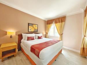 a bedroom with a large bed and a window at The Avenue M in Johor Bahru