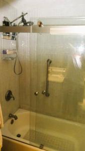 eine Dusche mit Glastür im Bad in der Unterkunft Palm Harbor Condo located within Innisbrook Golf Course in Palm Harbor