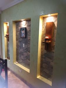 een stenen muur met twee spiegels in een lobby bij Hermoso apartamento en Girardota in Girardota