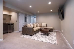 sala de estar con sofá y mesa en Elegance: Your Urban Retreat in Salt Lake City, en South Salt Lake