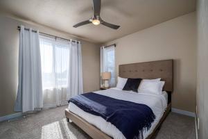 1 dormitorio con 1 cama y ventilador de techo en Elegance: Your Urban Retreat in Salt Lake City, en South Salt Lake