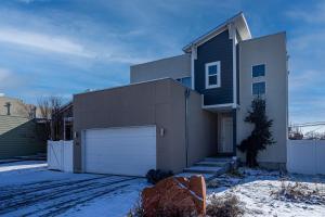 una casa con un garaje en la nieve en Elegance: Your Urban Retreat in Salt Lake City, en South Salt Lake