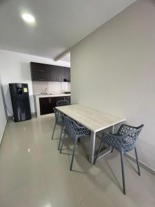 巴耶杜帕爾的住宿－HERMOSO APARTAMENTO EN VALLEDUPAR，一间厨房,里面配有桌子和两把椅子