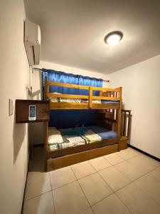 2 Etagenbetten in einem Zimmer mit einem Tisch in der Unterkunft Casa Arrecife de Sueños in Bejuco
