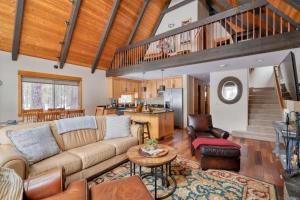 Istumisnurk majutusasutuses Spring Home 6 - Cozy 4BR Cabin in Black Butte Ranch w Fireplace