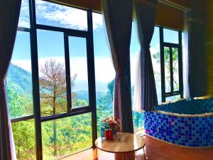 Vĩnh PhúcにあるThung Lũng Tình Yêu Homestay Tam Đảoの眺めの良い大きな窓が備わる客室です。