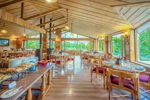 Storii By ITC Hotels Urvashis Retreat, Manali 레스토랑 또는 맛집