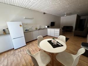 Kuchyň nebo kuchyňský kout v ubytování Desert View Apartments