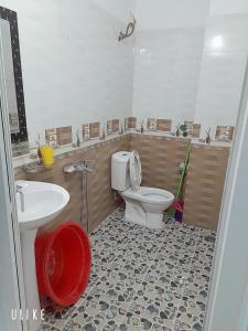 ein Bad mit einem WC und einem Waschbecken in der Unterkunft Nguyên căn Homestay 4 phòng ngủ sát biển in Sầm Sơn