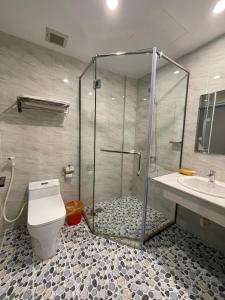 un bagno con doccia, WC e lavandino di Thanh Phúc Hotel a Dong Hoi