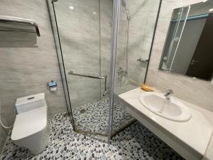 La salle de bains est pourvue d'une douche, de toilettes et d'un lavabo. dans l'établissement Thanh Phúc Hotel, à Dong Hoi