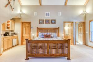 1 dormitorio con cama de madera en una habitación en Lazy Bear Lodge · Spacious 6BR Lodge with Chef's Kitchen, Hot Tub, Golf Views and more, en Mount Hood Village