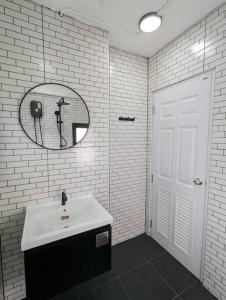 Ένα μπάνιο στο Cloud9 Hometel - Entire House 3BR 170m to BTS Private Quiet & Comfy