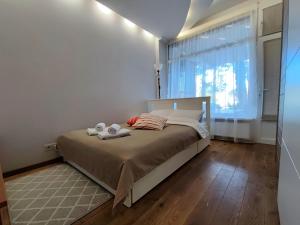 een slaapkamer met een bed met twee handdoeken erop bij Apartamentai su terasa Rugelyje in Palanga