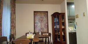 uma sala de jantar com uma mesa e uma cortina na parede em スターリースカイズ那須店 em Nasu