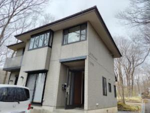 a house with a car parked in front of it at スターリースカイズ那須店 in Nasu