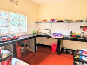 una cucina con lavandino e piano di lavoro di Dans place a Moshi