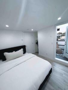 מיטה או מיטות בחדר ב-Modern Home in Vancouver close to Downtown and Airport