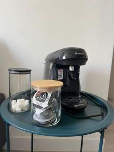 eine Kaffeemaschine auf einem Tisch neben einem Mixer in der Unterkunft Charmant T3. Spacieux et cosy in Le Mée-sur-Seine
