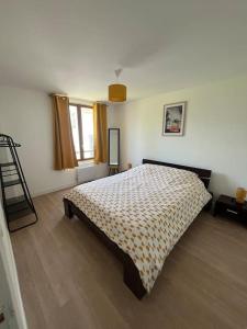 ein Schlafzimmer mit einem Bett in einem Zimmer in der Unterkunft Charmant T3. Spacieux et cosy in Le Mée-sur-Seine