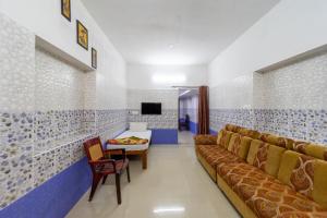 a waiting room with a couch and a table at Sri Nandha Luxury Comforts in Vālpārai