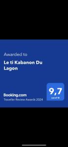Captura de pantalla de un teléfono móvil con pantalla azul en Le ti Kabanon Du Lagon, en La Saline-Les-Bains