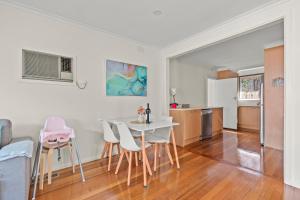 メルボルンにあるStayAU 2BRM Beach Family House Hamptonのギャラリーの写真