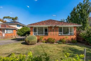 a red brick house with a yard at StayAU 2BRM Beach Family House Hampton in Melbourne