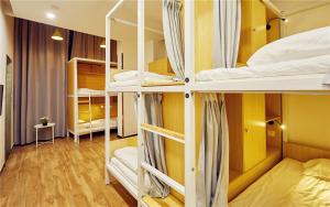 - une chambre avec 4 lits superposés dans une auberge de jeunesse dans l'établissement Shanghai Meego Qingwen Hotel, à Shanghai