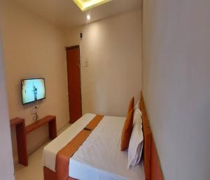 Rúm í herbergi á Hotel Kapish International Solapur 400 mts from Bus Stand and 500 mtr from railway station