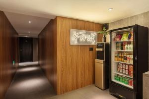 um corredor com um frigorífico com bebidas em One Forest Youth Hostel - The Bund Branch em Xangai
