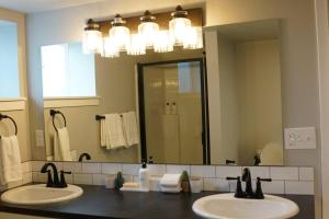 uma casa de banho com 2 lavatórios e um espelho grande em Entire home 3B/3B 2356 sq.ft em Everett