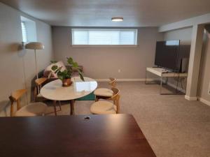 uma sala de estar com uma mesa e cadeiras e uma televisão em Entire home 3B/3B 2356 sq.ft em Everett