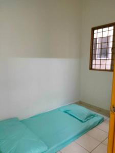 Una cama o camas en una habitación de Rawang Ho Budjet Homestay