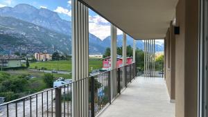 uma varanda com vista para as montanhas em Casa Canova - private room in sharing apartment em Trento