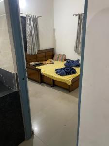 1 dormitorio con cama y ventana en hotel home stay shiv farm, en Gandhinagar