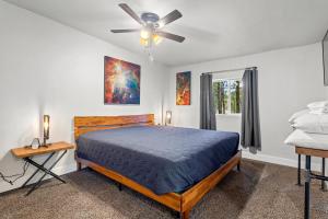 1 dormitorio con 1 cama y ventilador de techo en The Cozy Cottage en Flagstaff