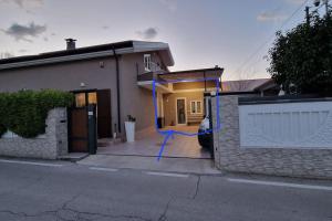 une maison avec une corde bleue devant elle dans l'établissement Monolocale piano terra 35mq, à Francavilla al Mare