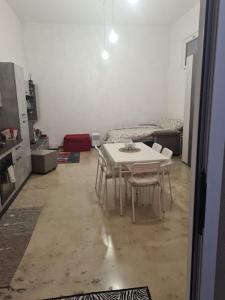 - une salle à manger avec une table et des chaises dans l'établissement Monolocale piano terra 35mq, à Francavilla al Mare
