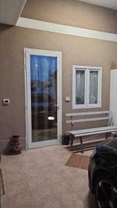 une porte menant à une chambre avec un banc et une fenêtre dans l'établissement Monolocale piano terra 35mq, à Francavilla al Mare