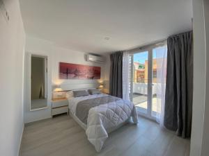 1 dormitorio con cama y ventana grande en La Pilarica, en Madrid