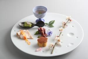 京丹後市にあるリゾーピア久美浜の白いテーブルの上に食べ物を盛り付けた白い皿