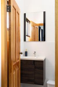 La salle de bains est pourvue d'un lavabo et d'un miroir. dans l'établissement Estancia Florencia H#2, à Tela