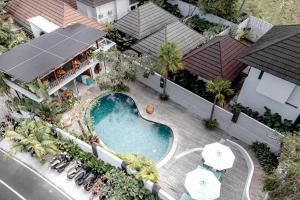 an overhead view of a swimming pool in front of a house at Ecozy Dijiwa Canggu in Canggu