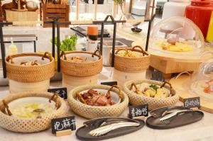 un grupo de cestas de alimentos sobre una mesa en Voco Chongqing Chaotianmen en Chongqing
