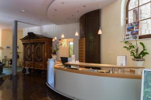 eine Lobby mit einer Rezeption und einem Tisch in der Unterkunft Parkhotel Unter den Linden in Halberstadt