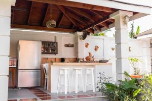 特拉的住宿－Estancia Florencia H#3，一个带柜台和冰箱的户外厨房