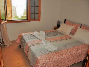 Un dormitorio con una cama con un animal de toallas. en Leonidas Comfortable holiday residence, en Pitsidia